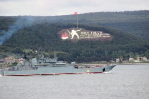 Rus savaş gemisi &Ccedil;anakkale Boğazından ge&ccedil;ti