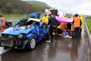 Kamyona &ccedil;arpan otomobilin s&uuml;r&uuml;c&uuml;s&uuml; &ouml;ld&uuml;, eşi yaralandı