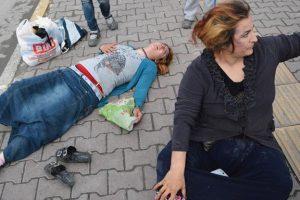 Husumetlisi olan 2 kadını tekme tokat d&ouml;vd&uuml;