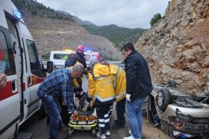 Ara&ccedil;ta sıkışan yaşlı kadınları itfaiye kurtardı