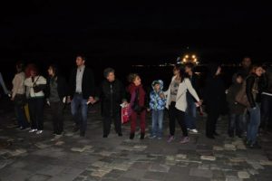 İzmir'de, laiklik i&ccedil;in 17 kilometrelik insan zinciri