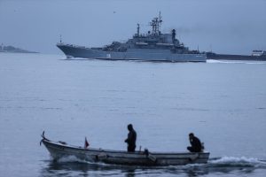 Rus savaş gemisi İstanbul Boğazı'ndan ge&ccedil;ti