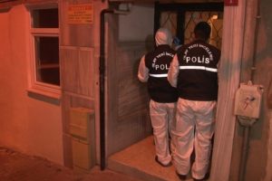 &Ccedil;ocuklarının g&ouml;z&uuml; &ouml;n&uuml;nde eşini &ouml;ld&uuml;rd&uuml;