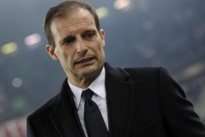 Massimilano Allegri imzayı atıyor