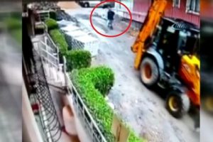 Yol &ccedil;alışması yapan kep&ccedil;e yaşlı adamı ezdi