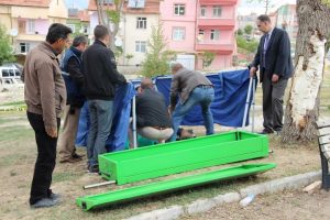 Lise &ouml;ğrencisi parkta &ouml;l&uuml; bulundu