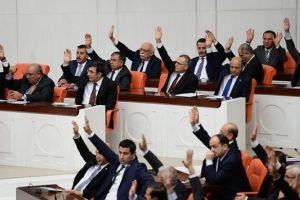Kiralık iş&ccedil;i yasası Meclis'ten ge&ccedil;ti