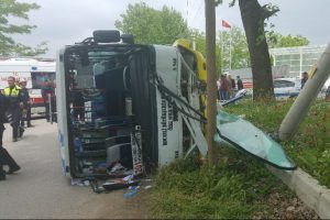 Şof&ouml;r&uuml; kalp krizi ge&ccedil;iren otob&uuml;s devrildi: 1 &ouml;l&uuml;, 10 yaralı