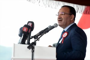 Bakan Bozdağ Bursa'da a&ccedil;ıkladı: "100 bin kişiye 20 hakim ve..."