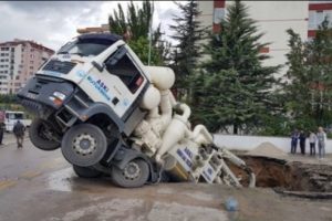 Ankara'daki &ccedil;ukura bu kez kamyon d&uuml;şt&uuml;
