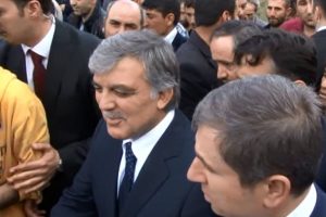 G&uuml;l 'olağan&uuml;st&uuml; kurultay' sorularını yanıtsız bıraktı