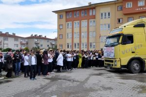 Bursalı &ouml;ğrencilerden Bayır Bucak T&uuml;rkmenlerine yardım