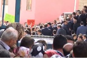 Erdoğan, Kız İmam Hatip Lisesini ziyaret etti