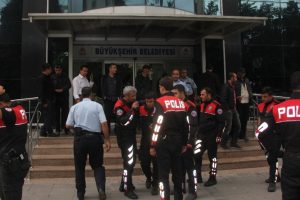 Belediye binasını basan 3 kişiye gazlı md&uuml;ahale