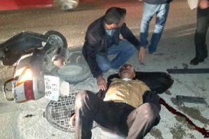 Bursa'da servis minib&uuml;s&uuml;yle &ccedil;arpışan motosikletin s&uuml;r&uuml;c&uuml;s&uuml; yaralandı
