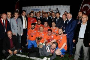 Efkan Ala, Bursa AK Parti'nin futbol turnuvası &ouml;d&uuml;llerini dağıttı