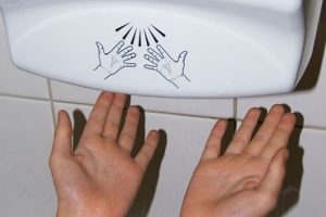 Elinizi makinede kurutmadan &ouml;nce iki kez d&uuml;ş&uuml;n&uuml;n