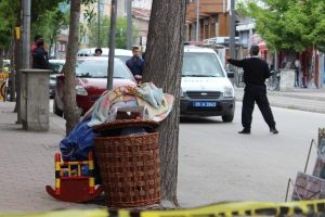 Kaldırımdaki eşyalar polisi alarma ge&ccedil;irdi