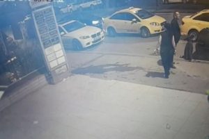 Gece kul&uuml;b&uuml;ne silahlı saldırı kamerada
