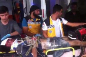 Otomobilin &ccedil;arptığı motosiklet s&uuml;r&uuml;c&uuml;s&uuml; ağır yaralandı