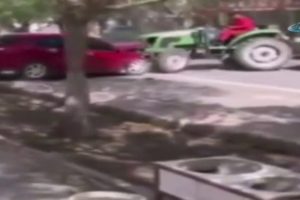 Hatalı parklara kızdı, ara&ccedil;ları hurdaya &ccedil;evirdi