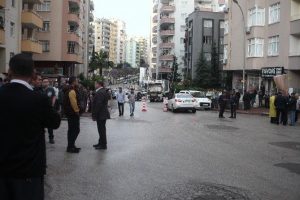 &Ccedil;&ouml;p kamyonunun şof&ouml;r&uuml; direksiyon başında kalp krizi ge&ccedil;irdi: 2 &ouml;l&uuml;