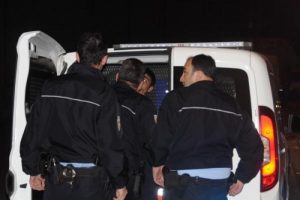 Polisi d&ouml;v&uuml;p tabancasını alıp ka&ccedil;an 3 kişi yakalandı