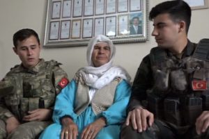 Mehmet&ccedil;ik'ten duygulandıran Anneler G&uuml;n&uuml; klibi