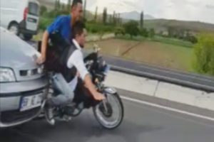 Otomobil motosikletli gen&ccedil;lere b&ouml;yle &ccedil;arptı