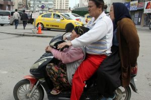 Kadınların motosikletle tehlikeli yolculuğu