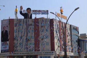 Başbakan'ın afişi kalktı, yerine Cumhurbaşkanı'nın afişi konuldu