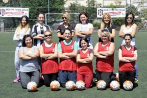 Anneler futbol oynadı, babalar ve oğullar trib&uuml;nde destek verdi