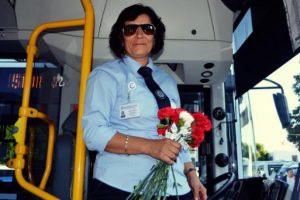 Kadın otob&uuml;s şof&ouml;r&uuml;nden annelere karanfil