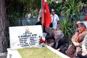 Anneler g&uuml;n&uuml;nde şehit verdiği oğluna koştu