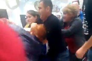 Kadınların alışveriş merkezindeki sıra kavgası