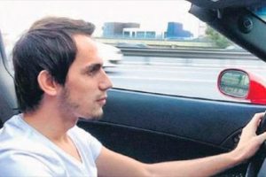 Trafikte aşırı hızla giderken attığı&nbsp;makas&nbsp;ehliyetten etti