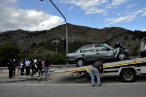 Kırmızı ışıkta bekleyen otomobile arkadan &ccedil;arptı: 7 yaralı