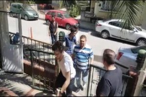 Y&uuml;rekleri ağıza getiren s&uuml;r&uuml;c&uuml; polis merkezinde