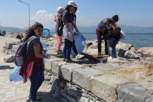 Bandırma'da &ccedil;evre g&ouml;n&uuml;ll&uuml;leri sahili temizledi