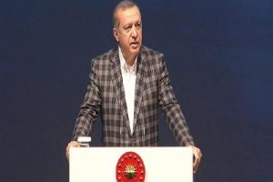 Erdoğan: Ter&ouml;r &ouml;rg&uuml;t&uuml; flamalarıyla yollara d&ouml;k&uuml;lmenin ne ilgisi olabilir?
