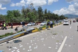 Polis otomobili ile hafif ticari ara&ccedil; &ccedil;arpıştı: 2'si polis 3 yaralı