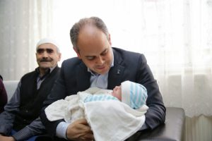 Bakan Anneler G&uuml;n&uuml;'nde şehit ailesini ziyaret etti