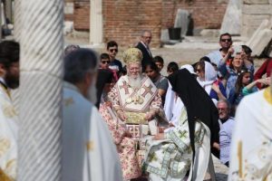 Patrik Bartholomeos İzmir Sel&ccedil;uk'ta ayin y&ouml;netti