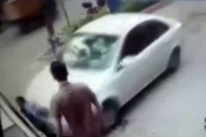Dikkatsiz s&uuml;r&uuml;c&uuml; tamirciyi b&ouml;yle ezdi