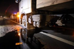 TIR s&uuml;r&uuml;c&uuml;s&uuml; yol vermedi, Vali korumaları ateş a&ccedil;tı!