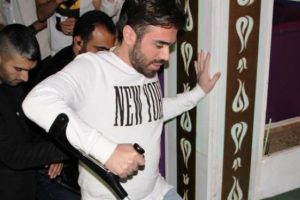 Kemal Doğulu kırık ayakla sahne aldı...