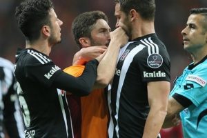 Galatasaray-Beşiktaş derbisinin 10.dakikasında ortalık karıştı