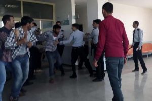 Husumetli ailelerin mahalledeki kavgası hastanede s&uuml;rd&uuml;