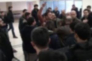 Mahkeme salonunda taşlar ve k&uuml;f&uuml;rler havada u&ccedil;uştu!