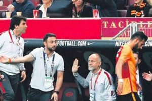 Derbide oyundan alınan Yasin ile Orhan Atik arasında gerginlik yaşandı